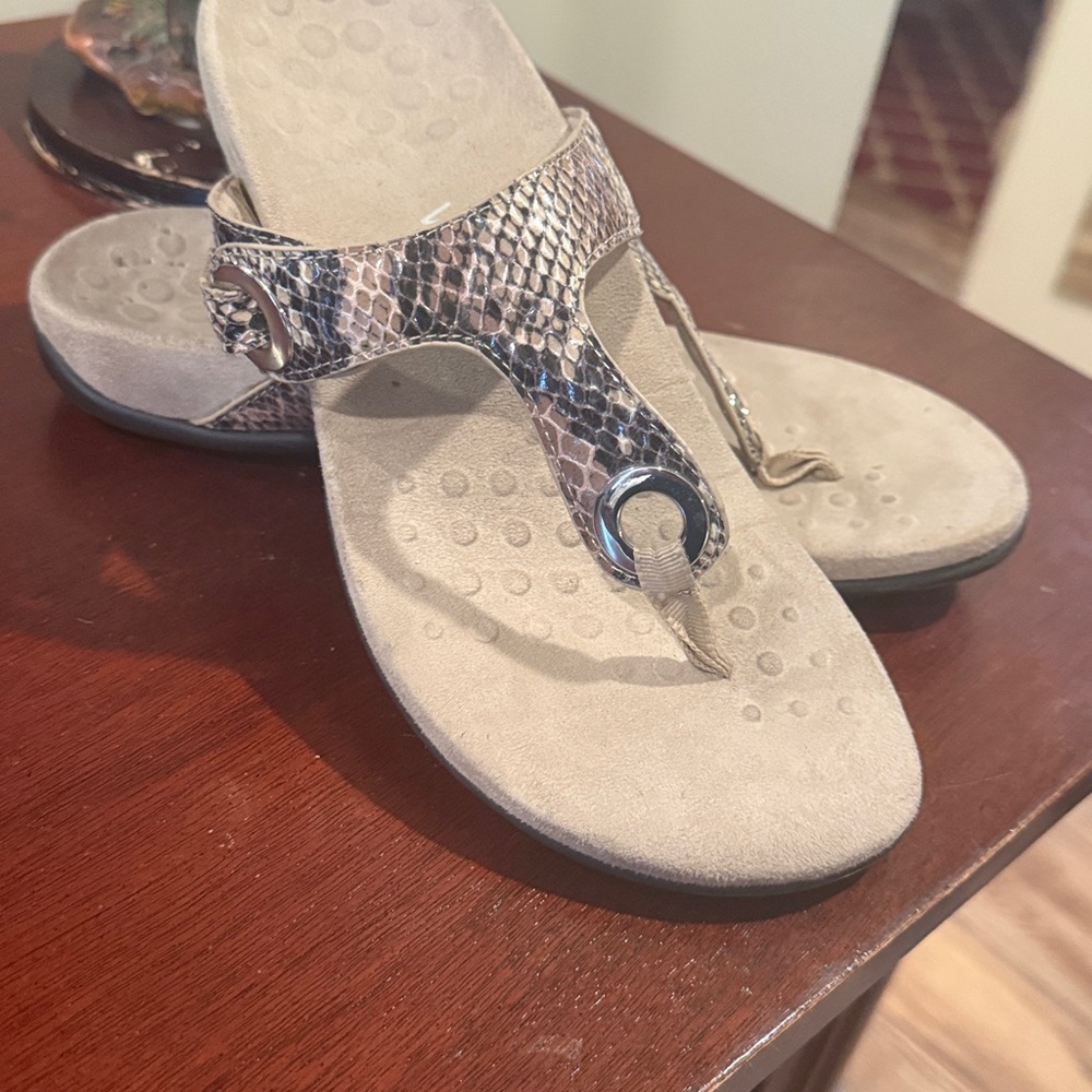 VIONIC ladies snake print flip-flop  good condition size 9